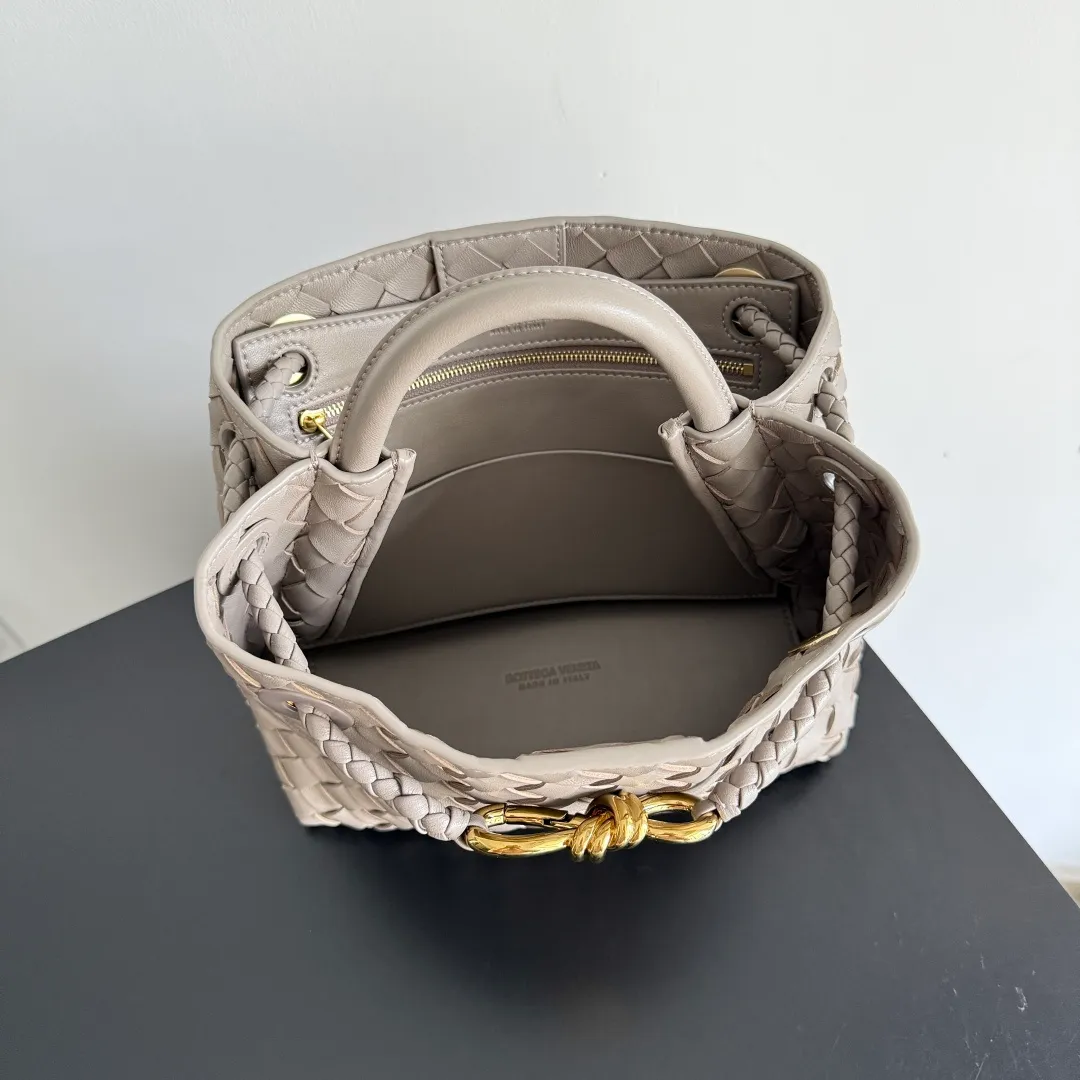 The 2023 new Andiamo batch of 1860 BV has been shipped‼ ️Really popular🔥The new Andiamo woven handbag launched by Bottega Veneta this season is really popular all over the world! ! Celebrities at home and abroad have worn it, and Oscar-winning actress Michelle Yeoh has taken it out on the street. Song Jia, Trai Yara, Yu Feihong, Sanji Ayaka, Rosie Hunting-Whiteley, Yoshioka Riho, etc. have all picked up this bag. It is classic and versatile, showing off its temperament, and the bag capacity is also large, which is very convenient for daily commuting! ! A variety of carrying methods, the shoulder straps can be adjusted by yourself, the original lambskin feels soft and delicate, and the unisex style breaks gender boundaries and brings a more practical and longer-lasting use experience. Andiamo, which has both elegant and casual styles, perfectly interprets the true appearance of "fashionable old money style". Style number: 743568 Size: 25*22*10.5cm